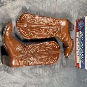 VTG 70s Hondo Women’s Cowboy Boots Warm Brown In Original Box Size 7A USA